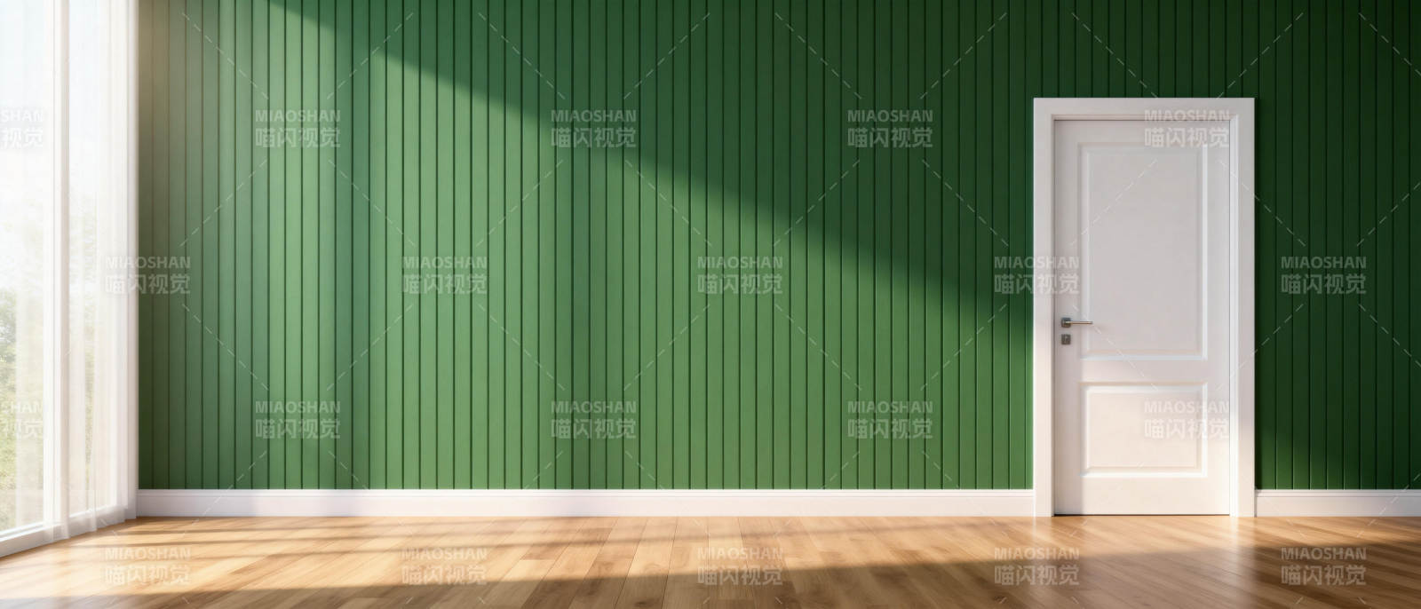 绿墙白门光影间图片