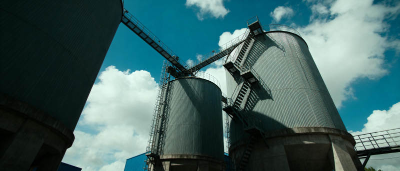 工业储罐与蓝天图片