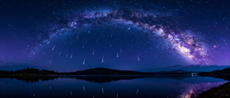 星河倒映湖面图片