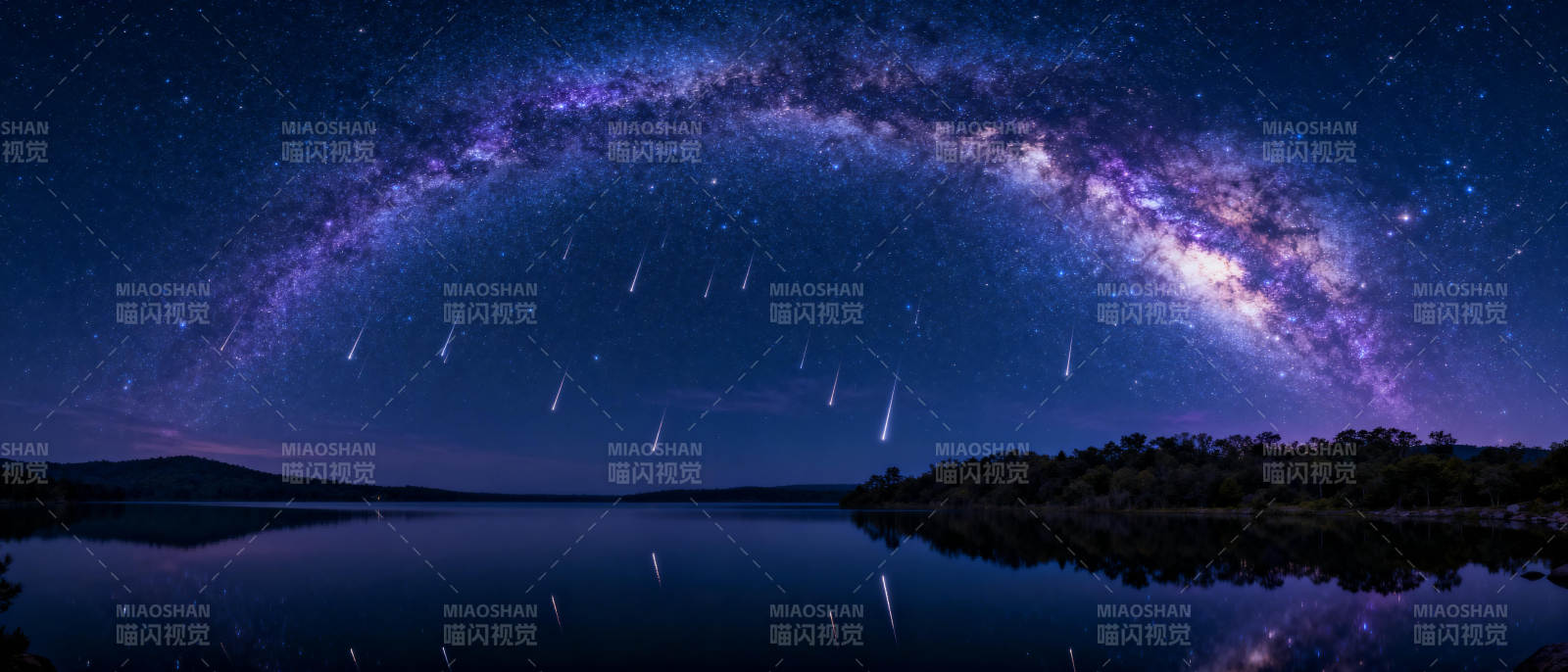 银河映湖夜景图片