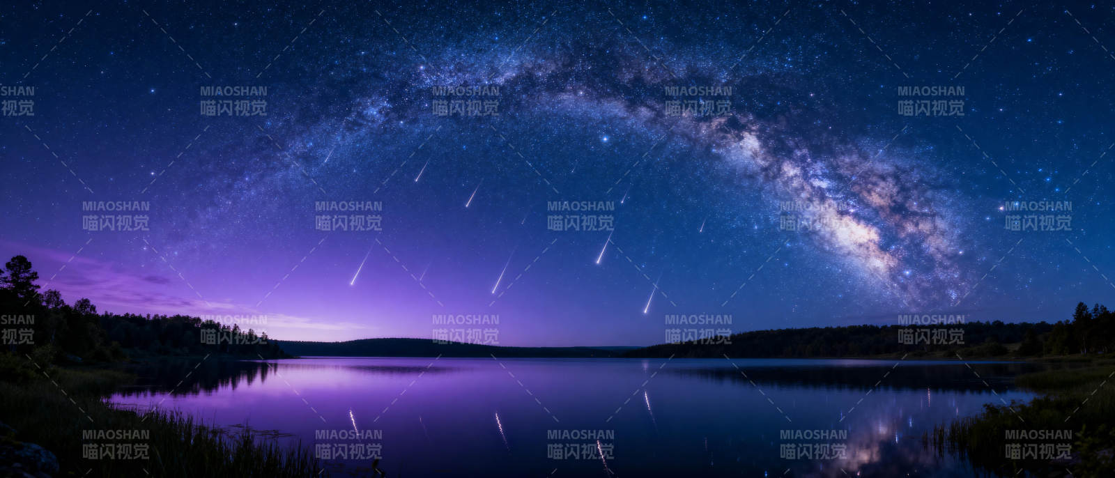 银河映湖夜景图片