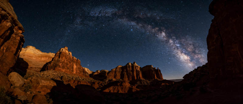 星空下的峡谷奇观图片