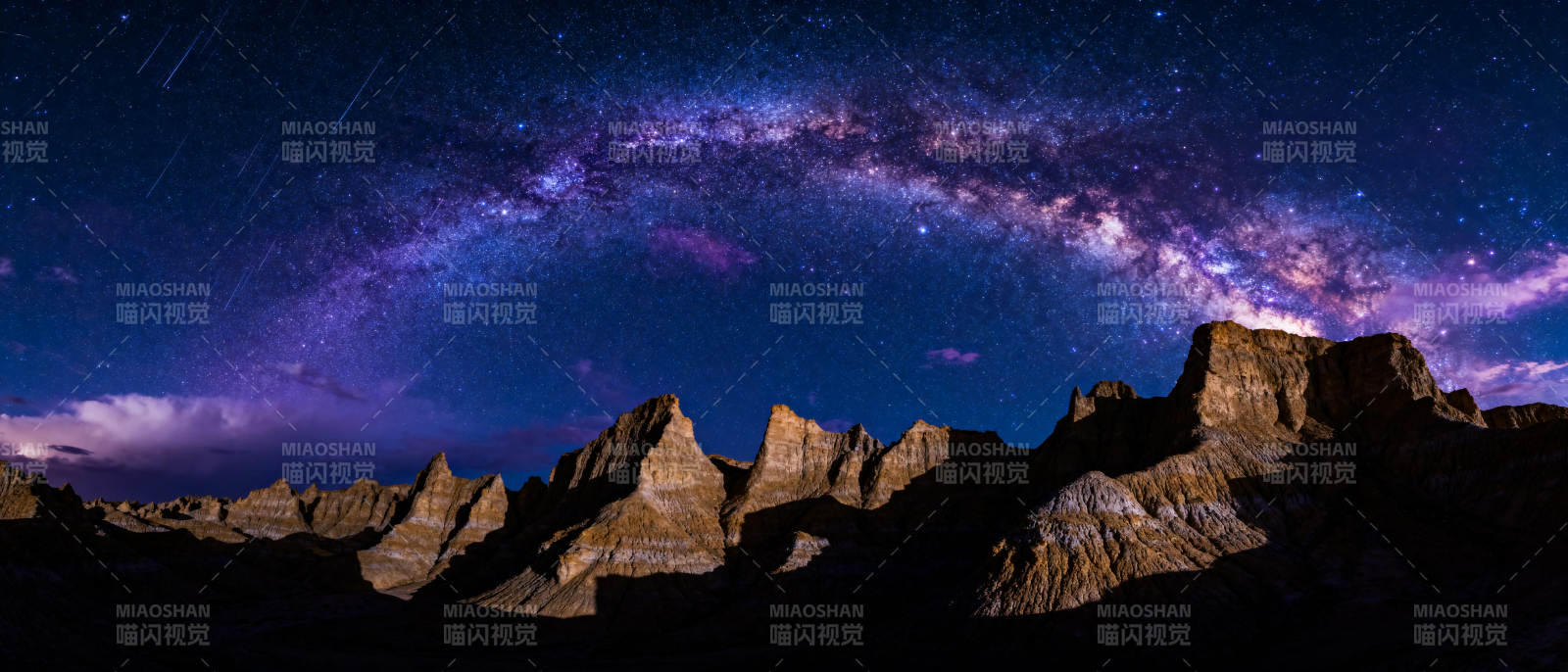 星河映山峦图片