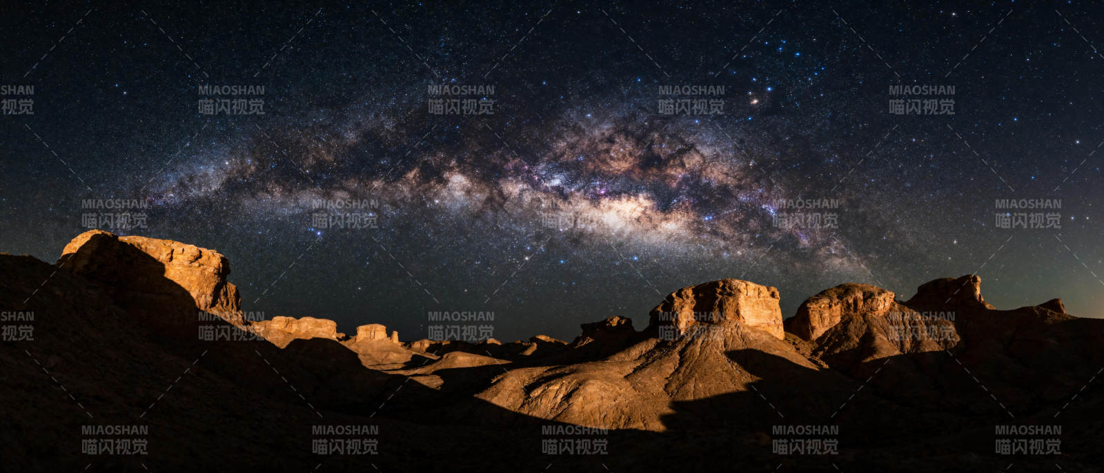 银河映照荒漠夜图片