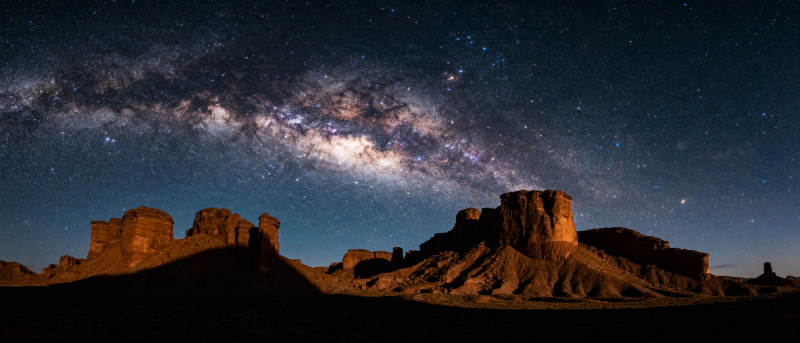 银河下的岩层奇观图片