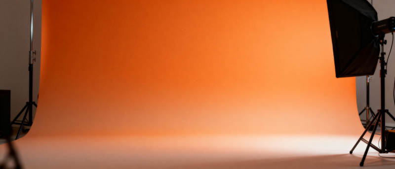 橙色背景摄影棚图片