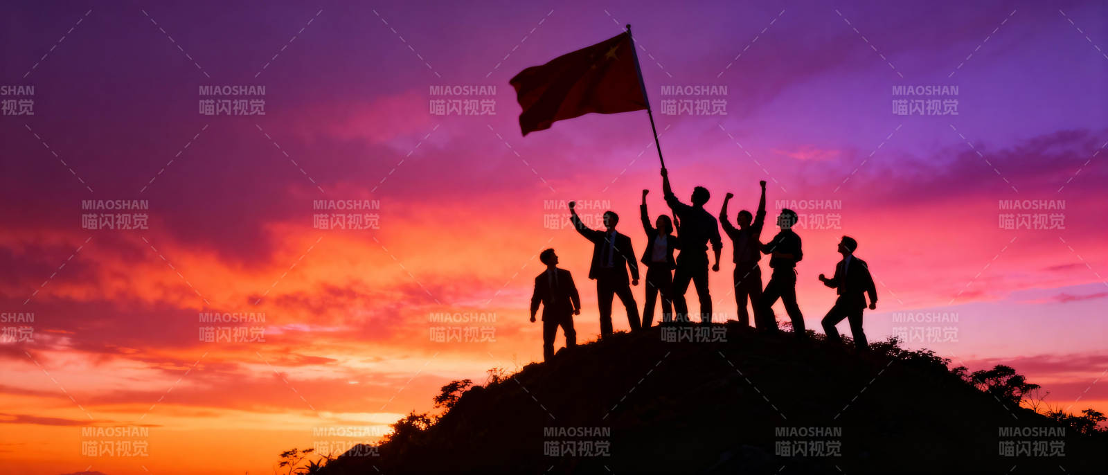 登顶扬旗 共庆辉煌图片