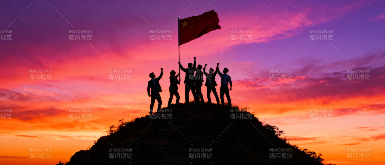 登顶扬旗迎朝阳图片