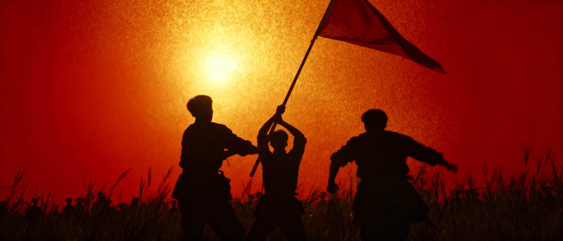 红旗映日 勇者前行图片