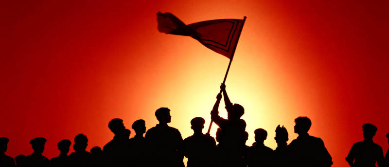 红旗映日 群影昂扬图片