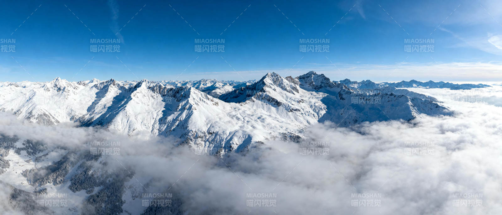 雪山云海全景图片
