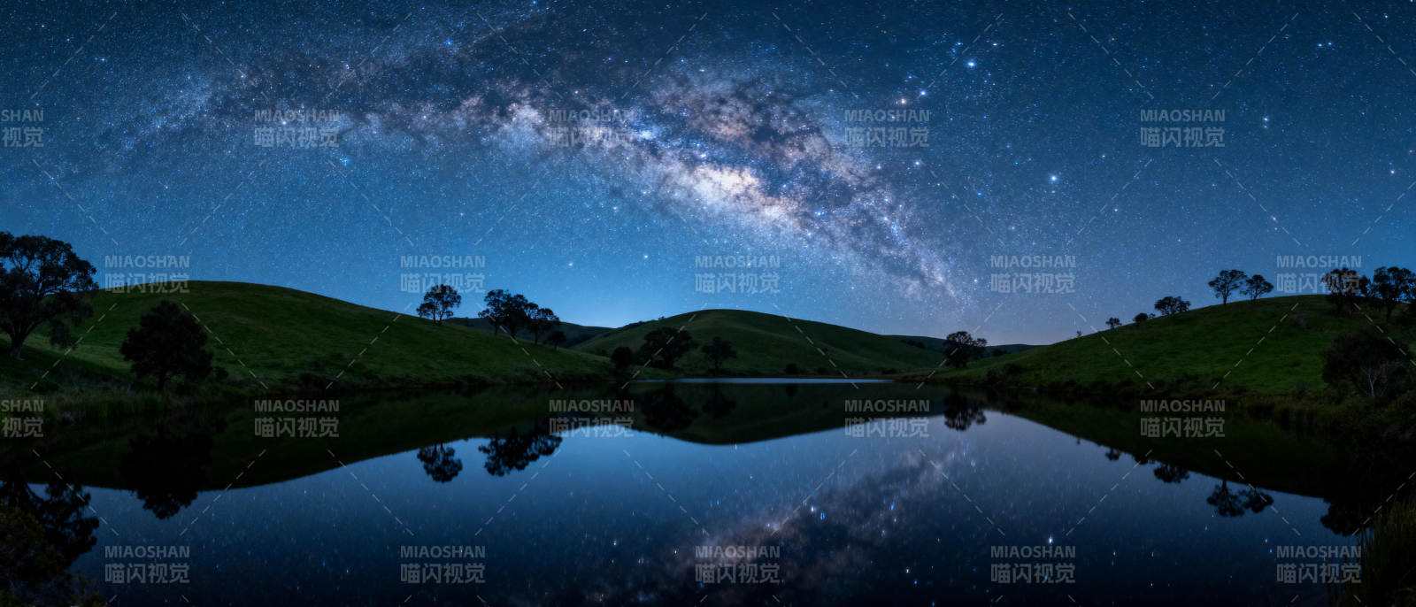 银河映湖夜景图片