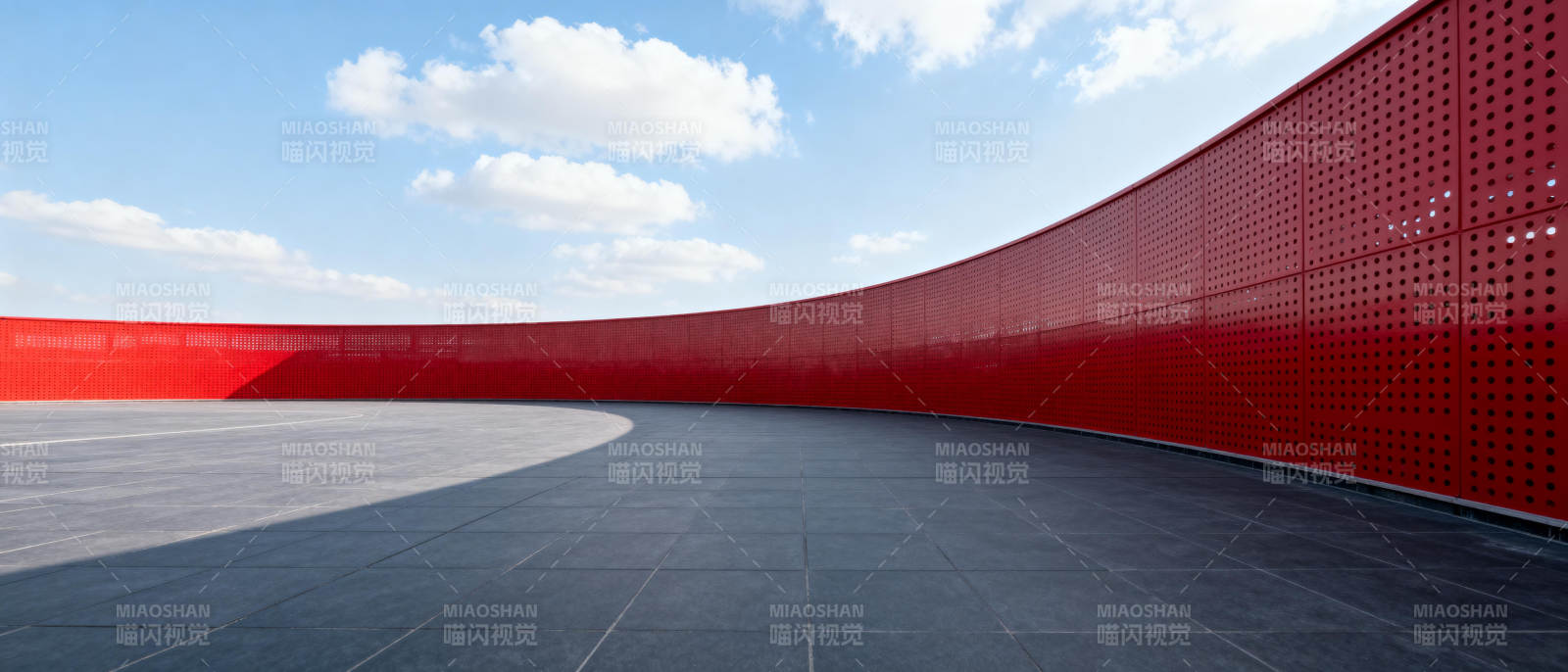 红色弧墙映蓝天图片