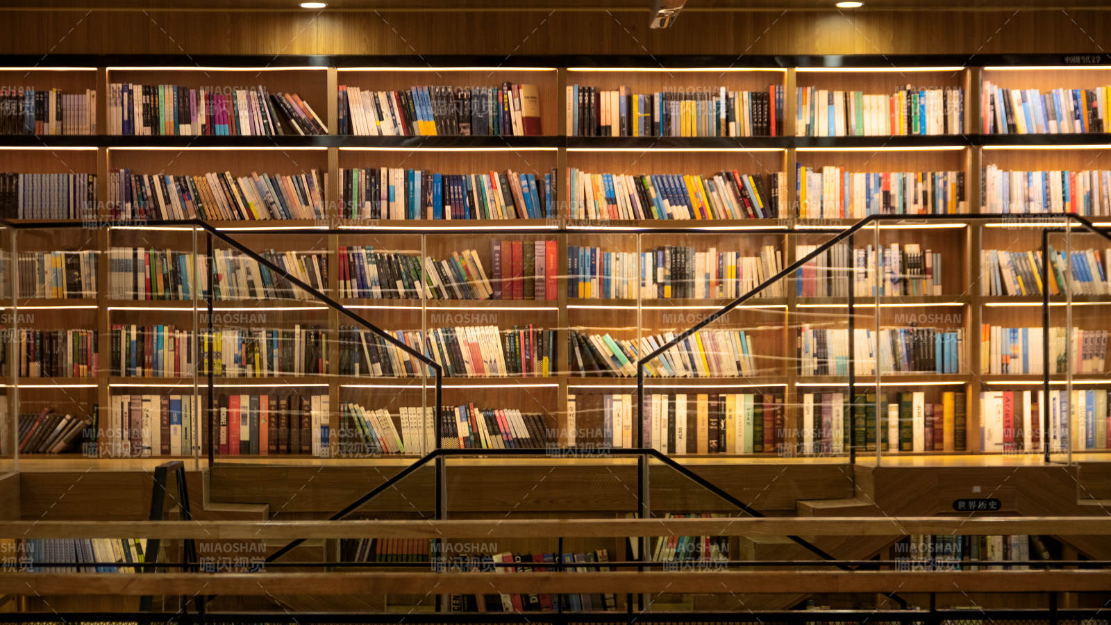 书架满载知识之光图片