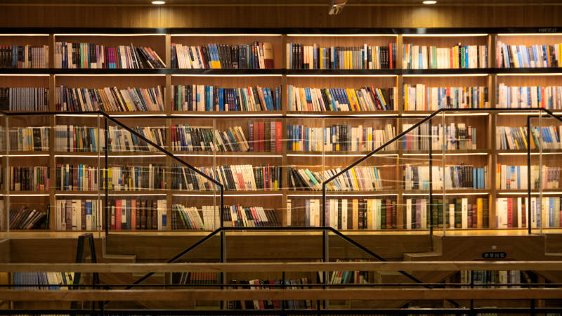 书架满载知识之光图片