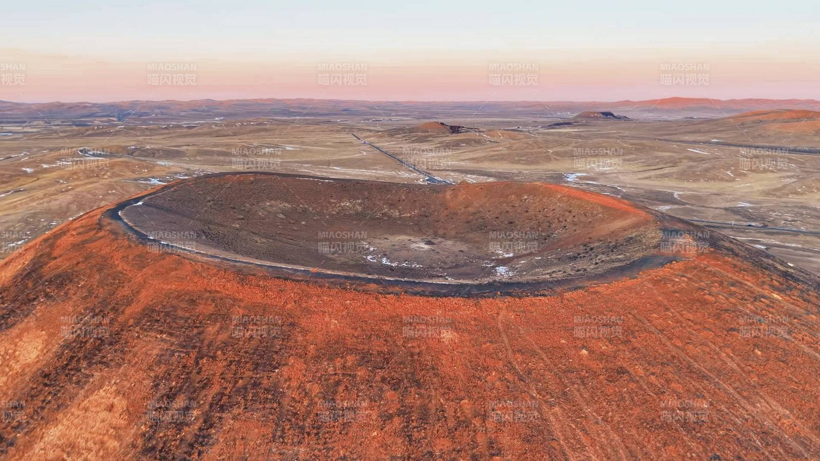 乌兰哈达火山口日落图片