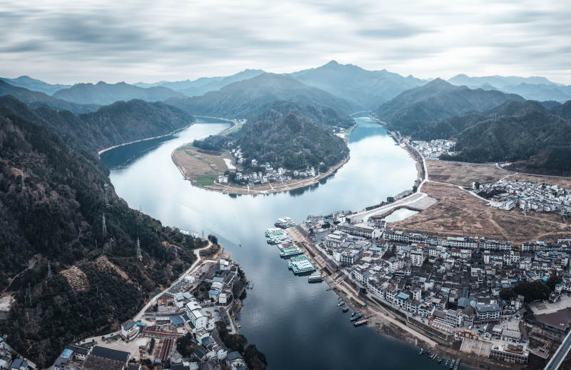 山水环绕的小镇  新安江图片
