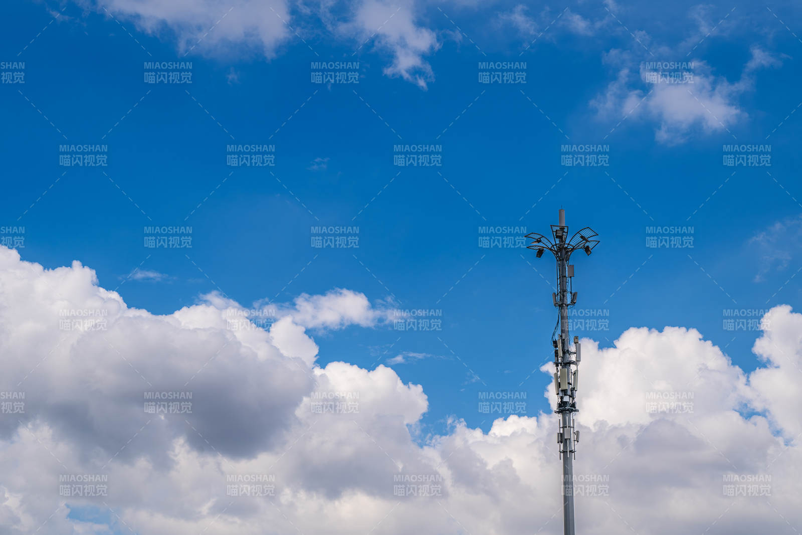 蓝天白云下的通信塔图片