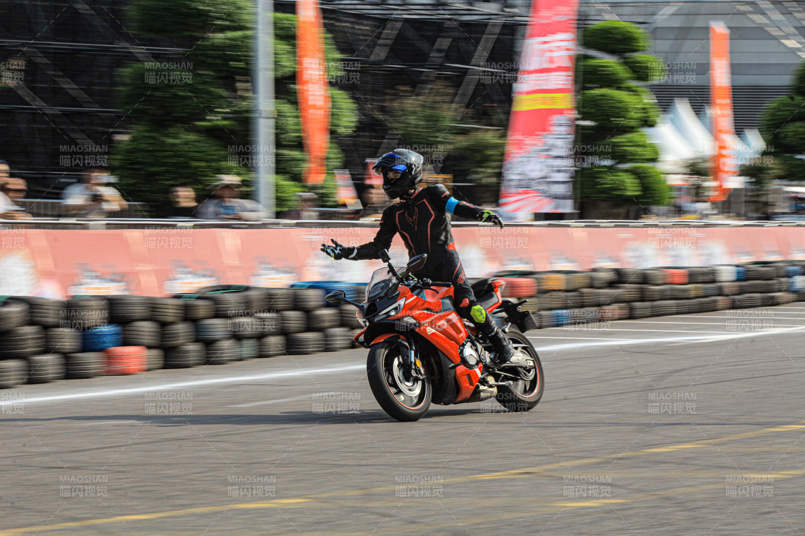 赛道疾驰 激情竞速图片