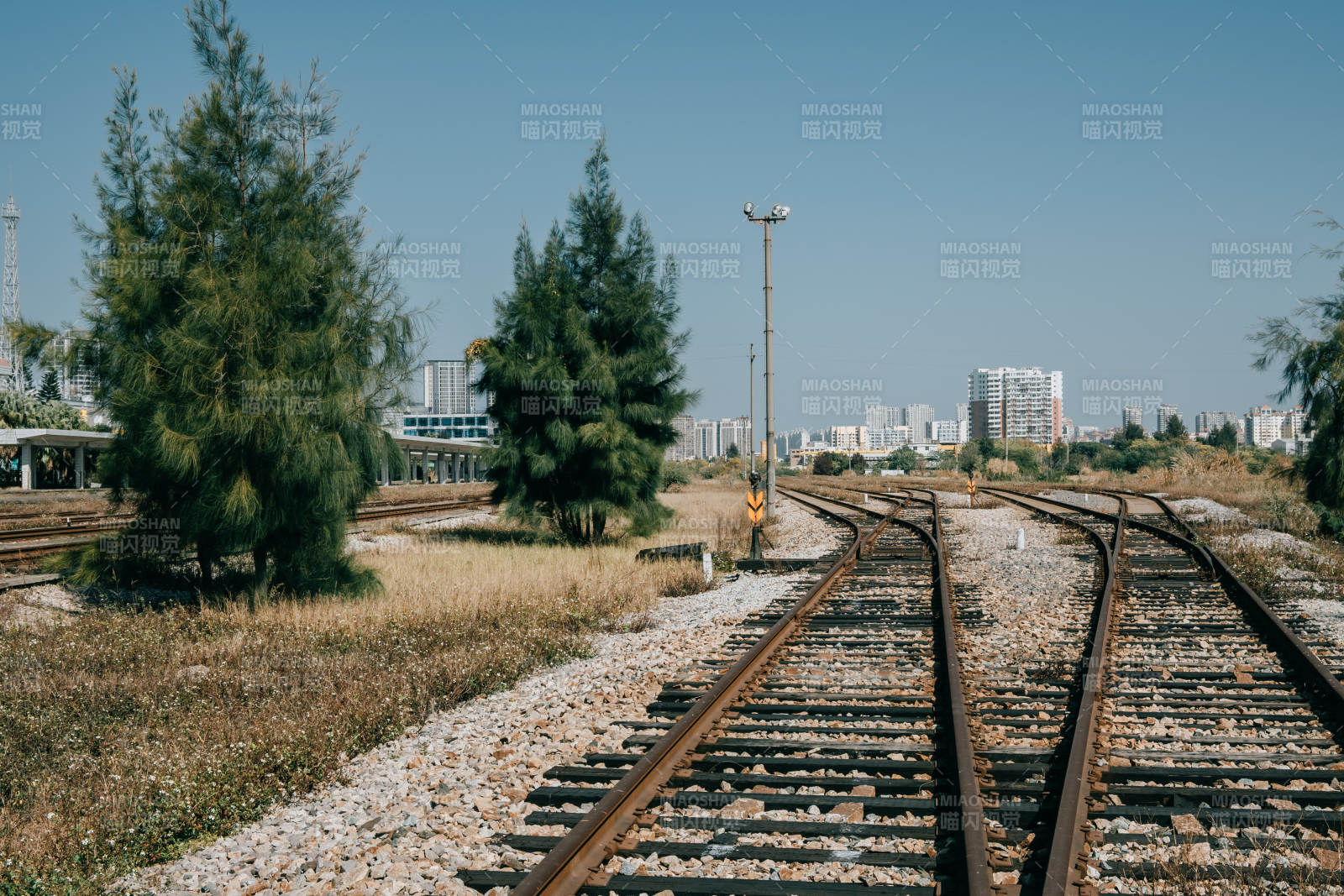 铁轨延伸向城市图片