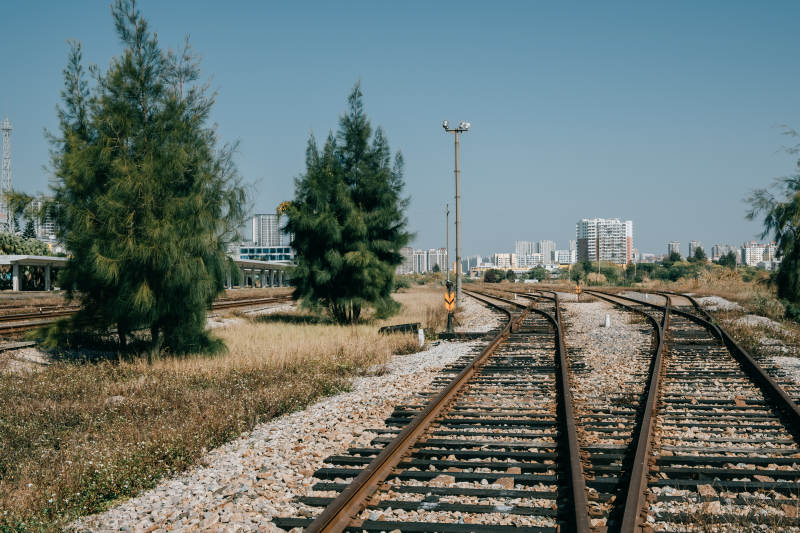 铁轨延伸向城市图片