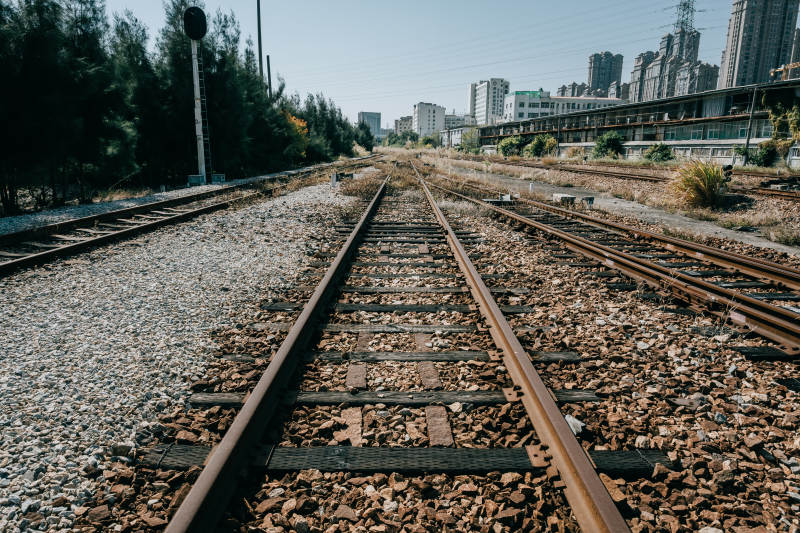 泉州铁轨延伸向城市图片