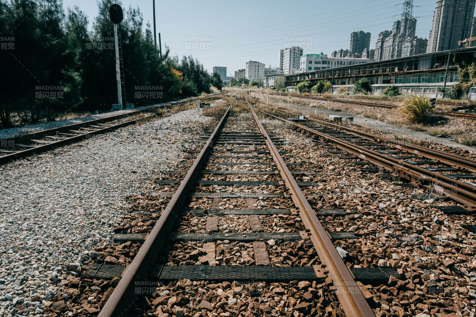 泉州铁轨延伸向城市图片