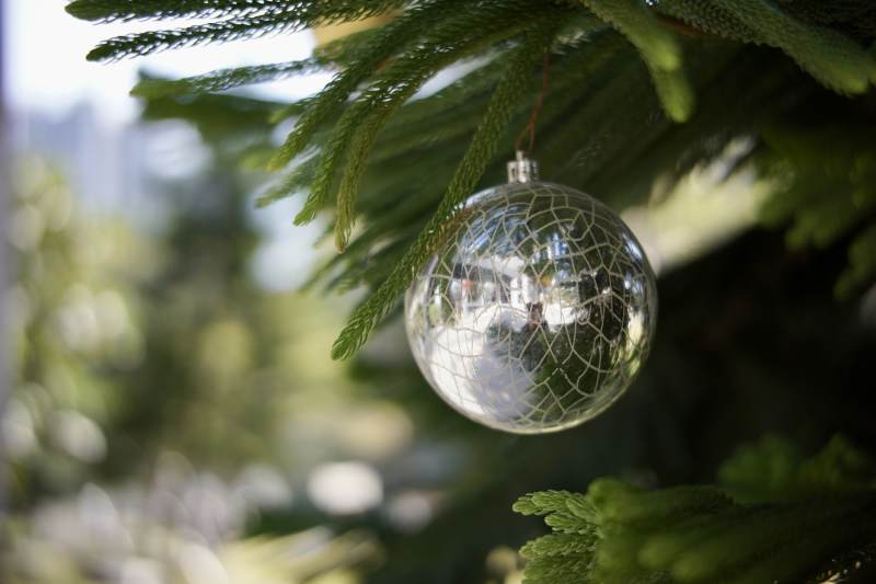 圣诞树上的银色球饰图片