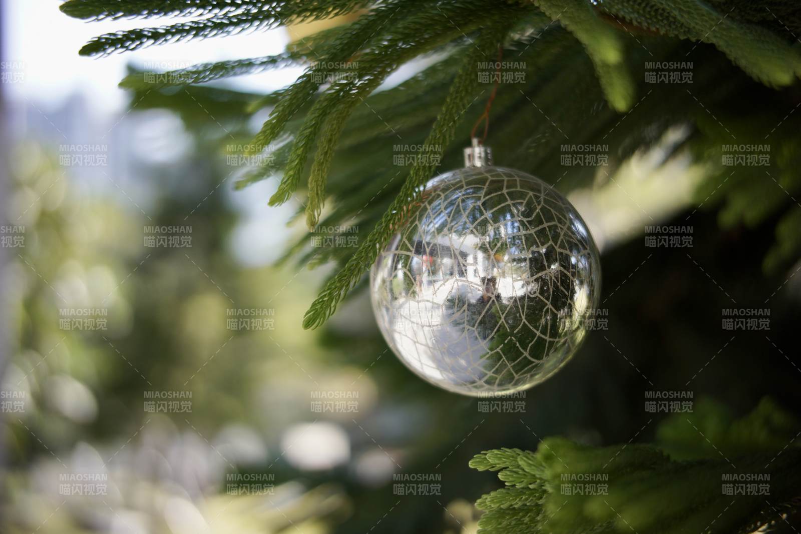 圣诞树上的银色球饰图片