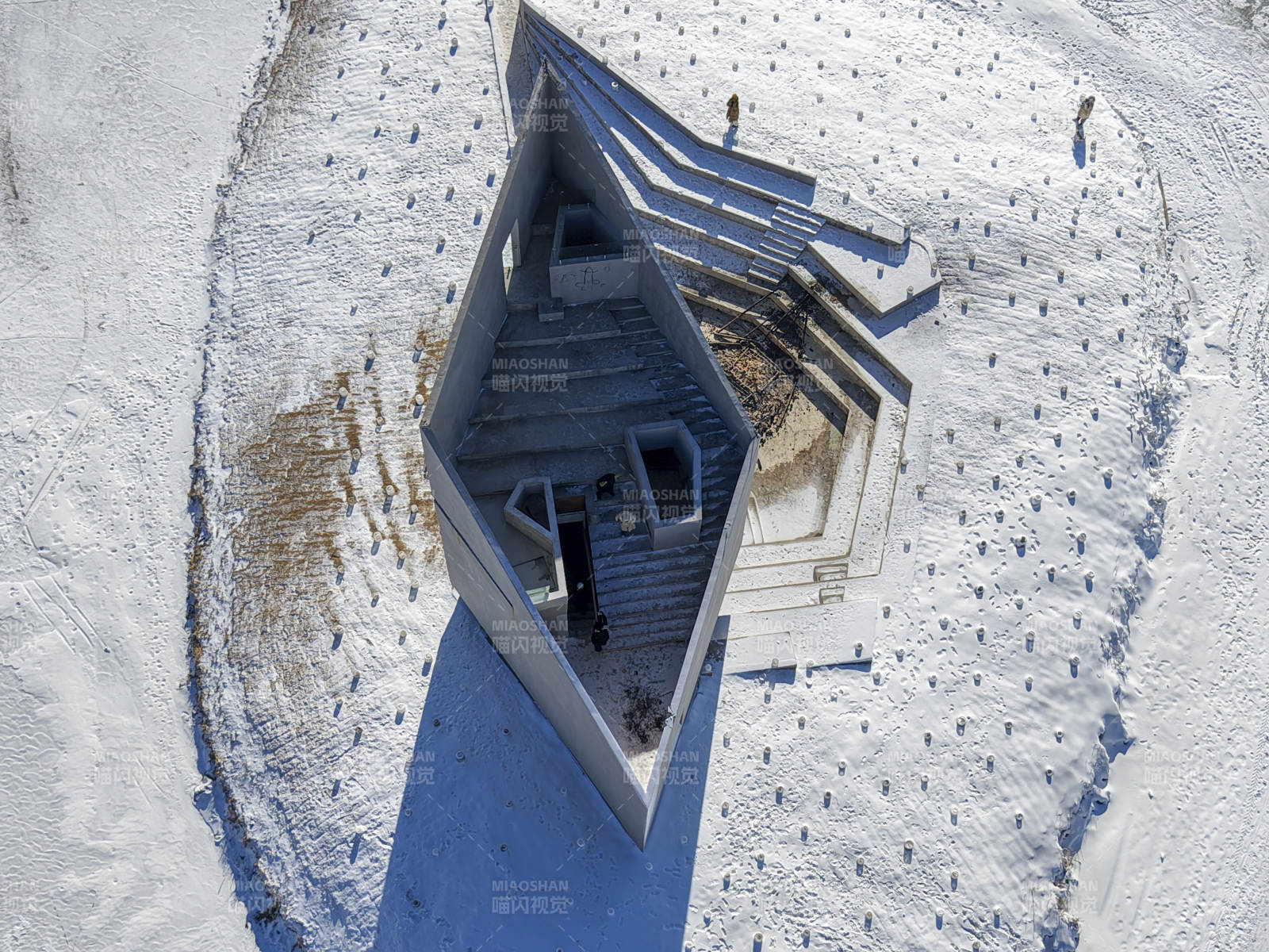 雪地中的游牧人灯塔俯拍图片