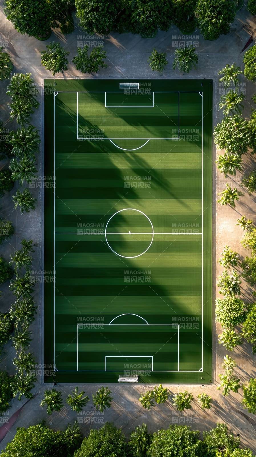 俯瞰绿茵足球场光影交错图片