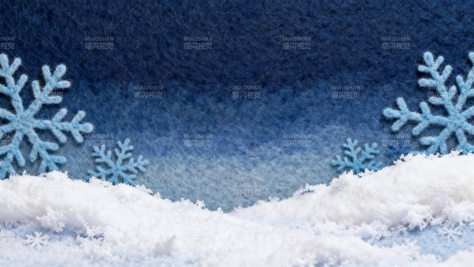 蓝色渐变背景上的雪花与雪堆图片