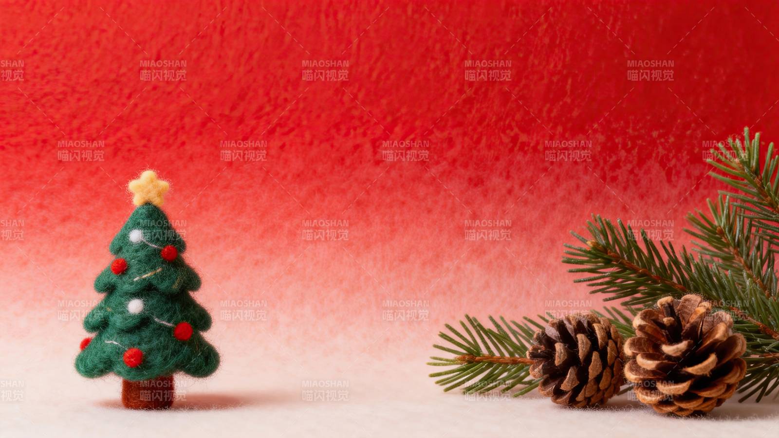 圣诞树与松果静物摄影图片