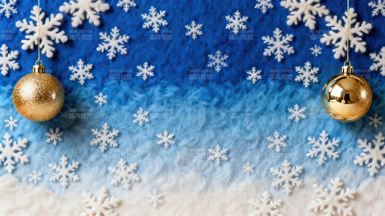 蓝色渐变背景上的金色圣诞球与雪花图片