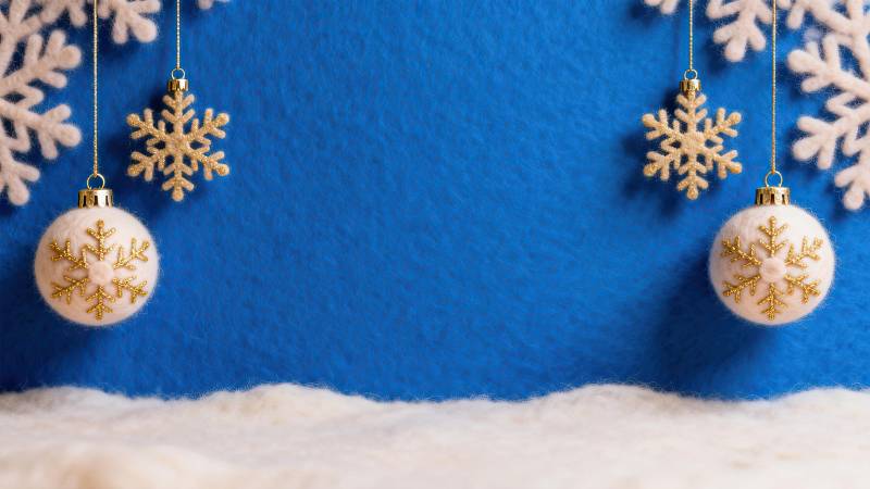 蓝色背景下的金色雪花挂饰图片