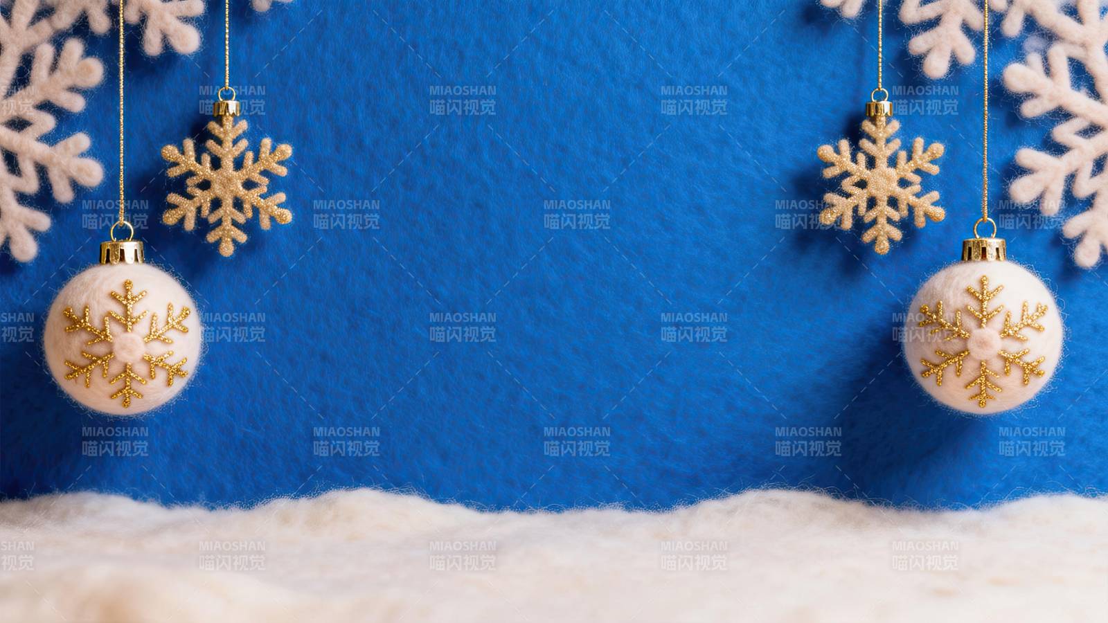 蓝色背景下的金色雪花挂饰图片