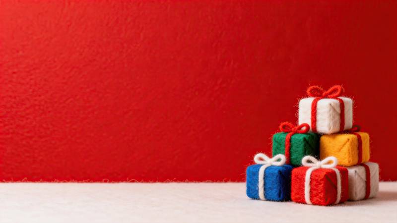 红色背景下的彩色礼物盒堆叠图片