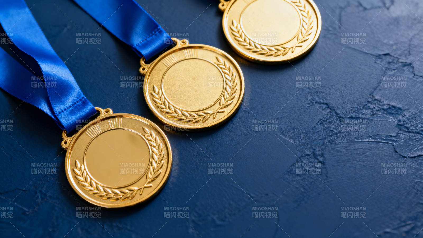 三枚金色奖牌特写图片