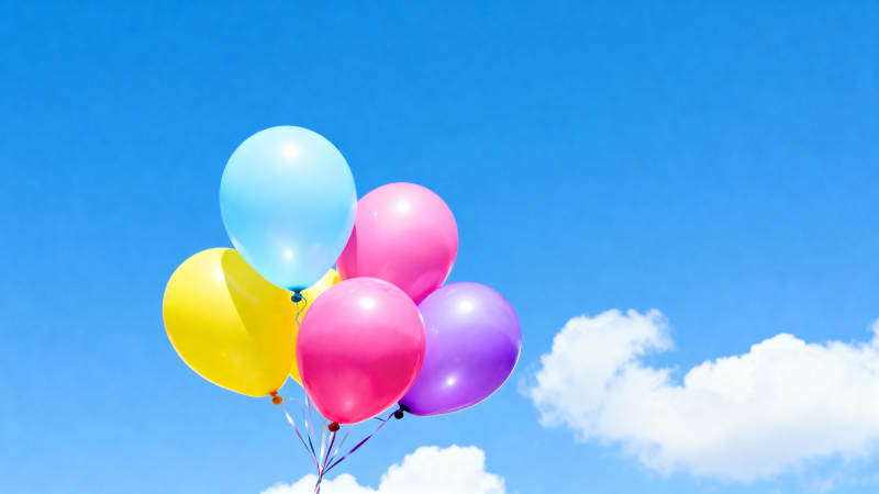 蓝天下的彩色气球图片