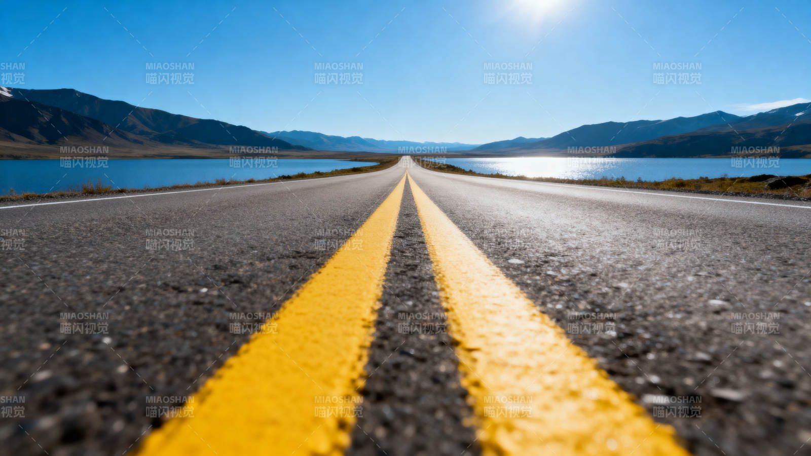 阳光下的公路延伸向远方图片