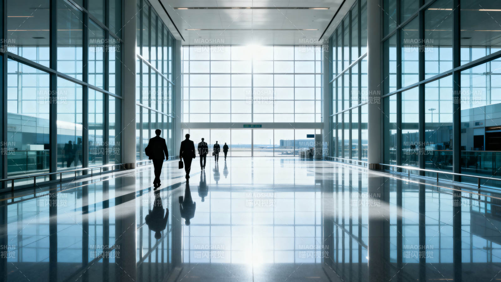 机场大厅商务人士剪影图片