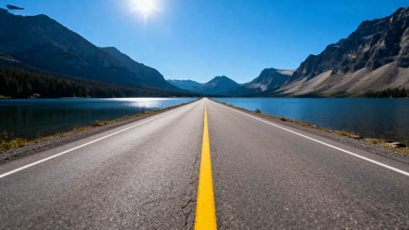 公路延伸向远方的湖泊与山脉图片