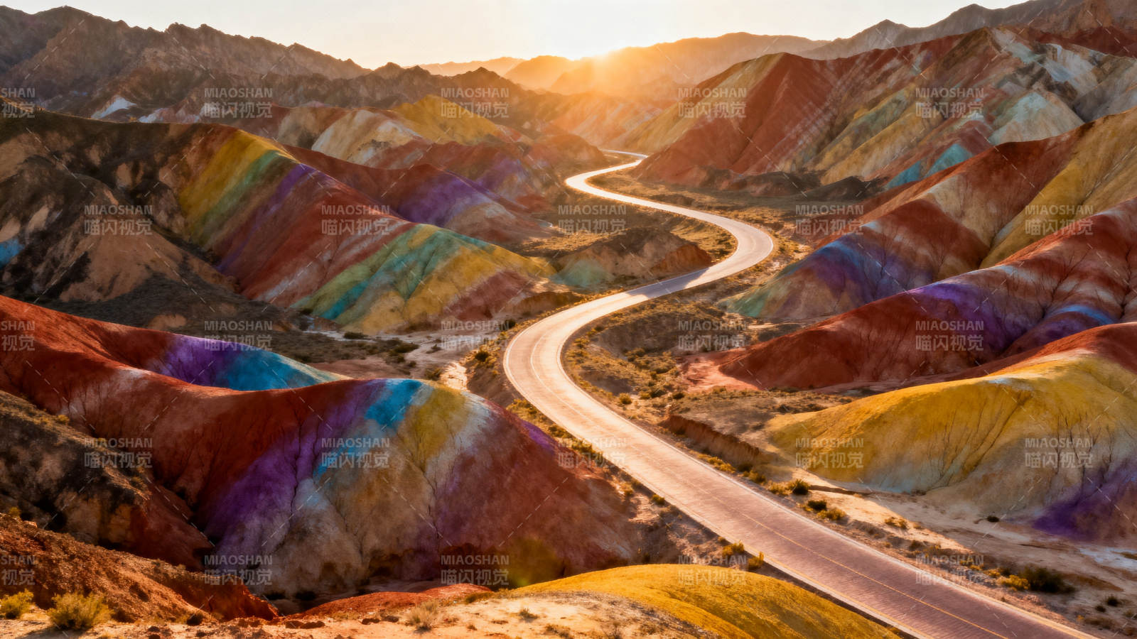 彩虹山丹霞地貌日出图片