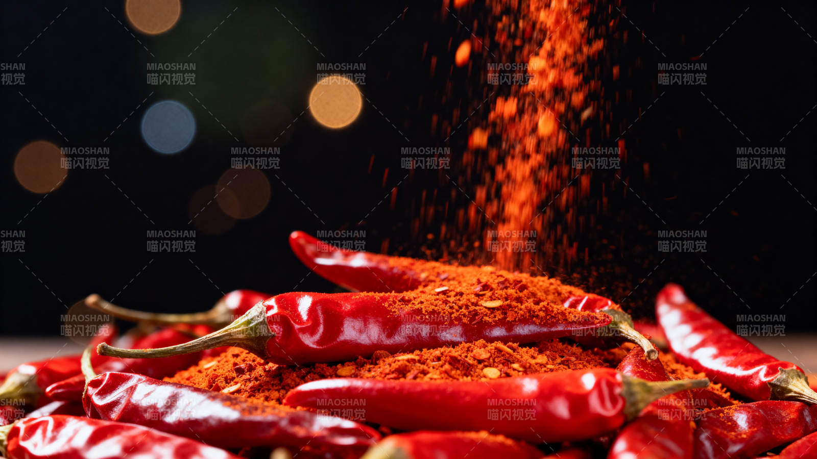 红辣椒与辣椒粉的特写图片