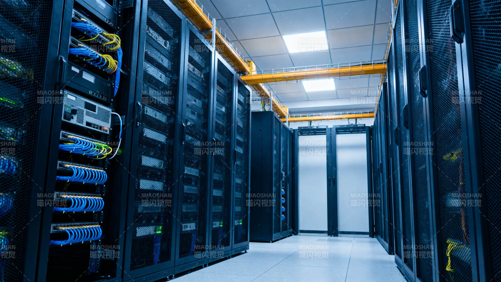 数据中心服务器机房内部图片