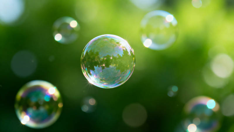 绿色背景下的肥皂泡图片