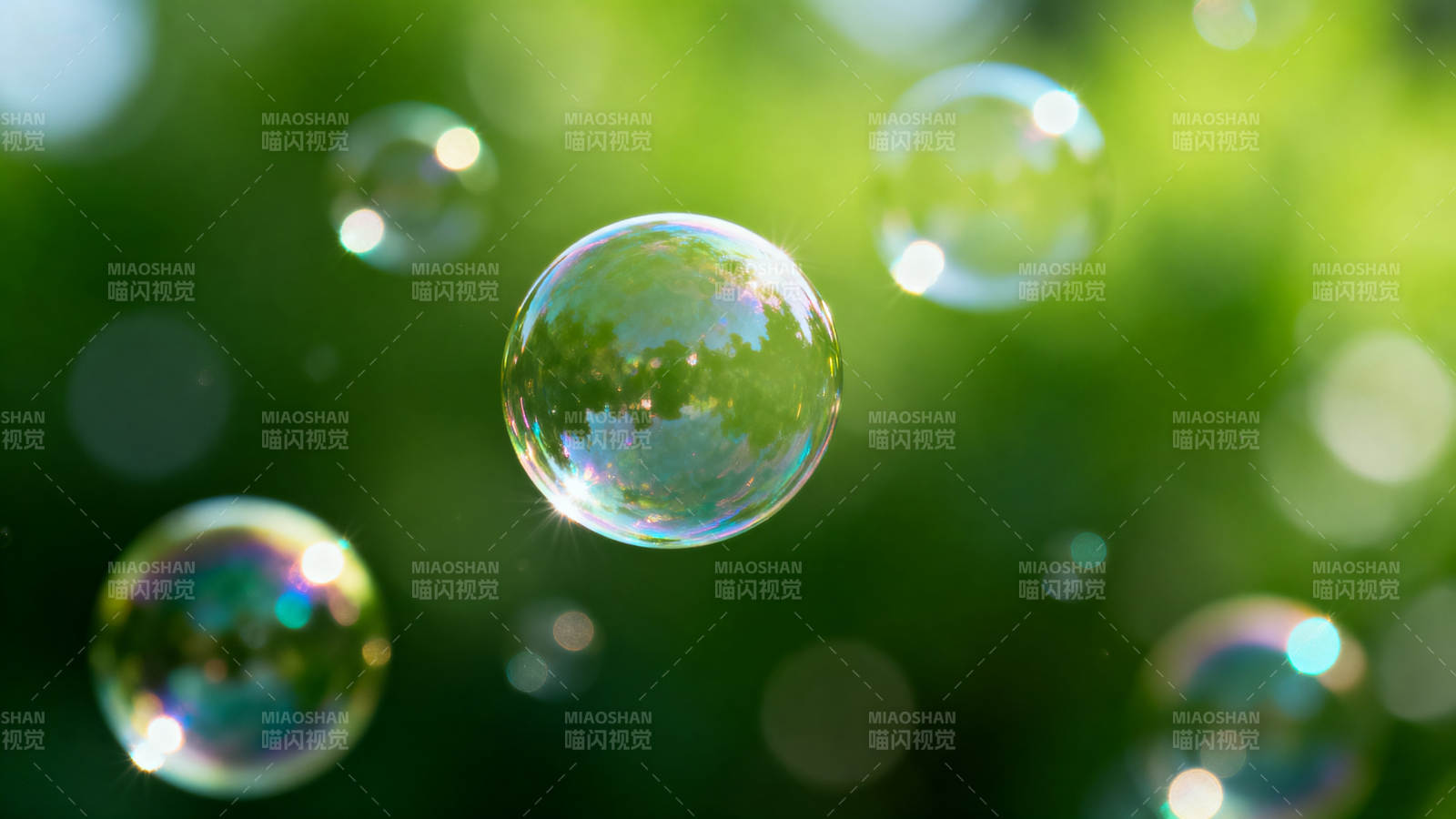 绿色背景下的肥皂泡图片
