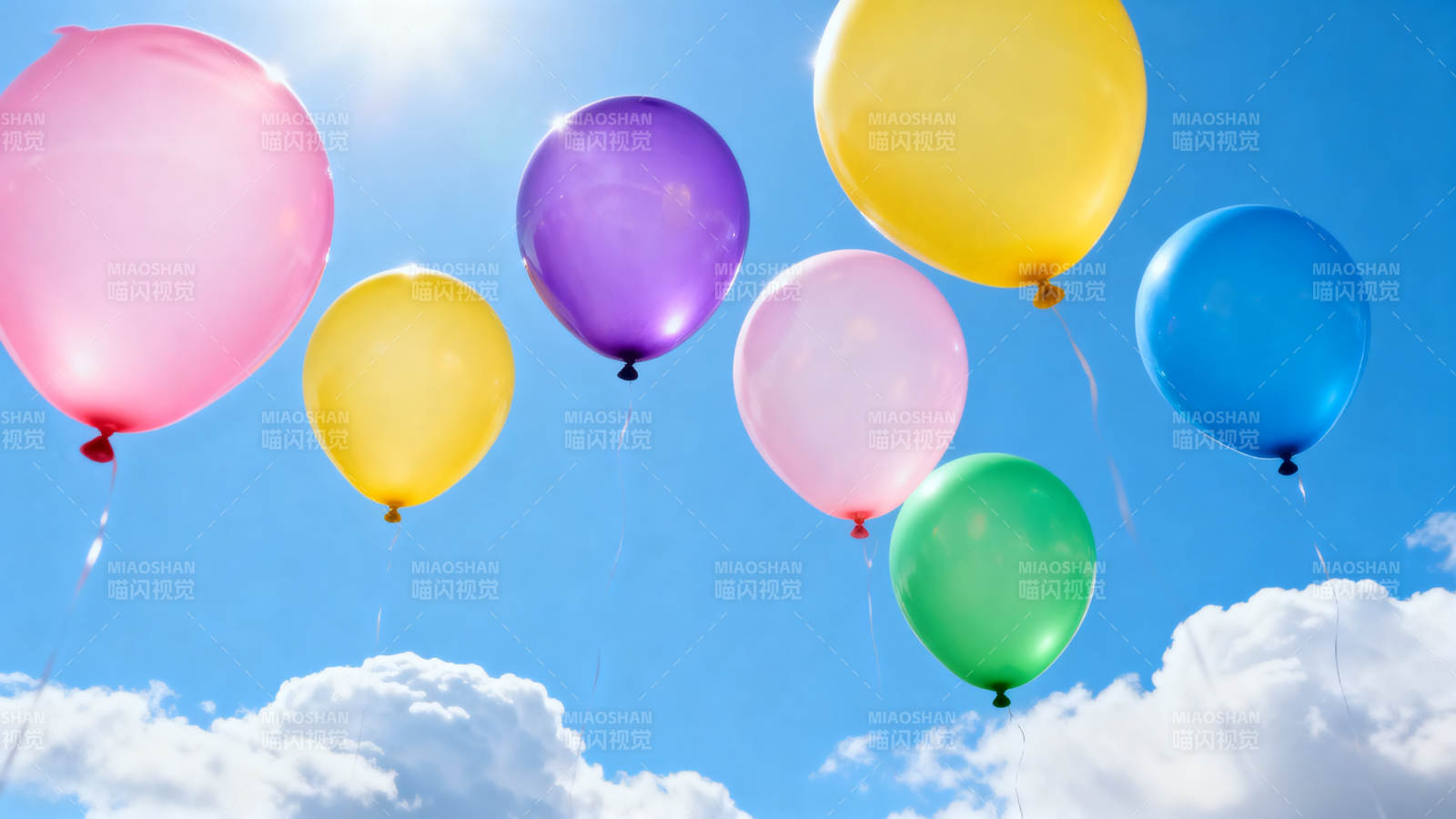 气球飞向蓝天图片