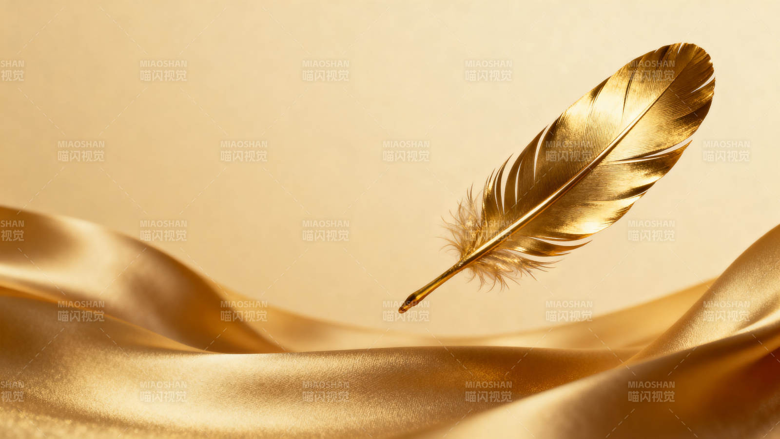 金色羽毛丝绸背景图片