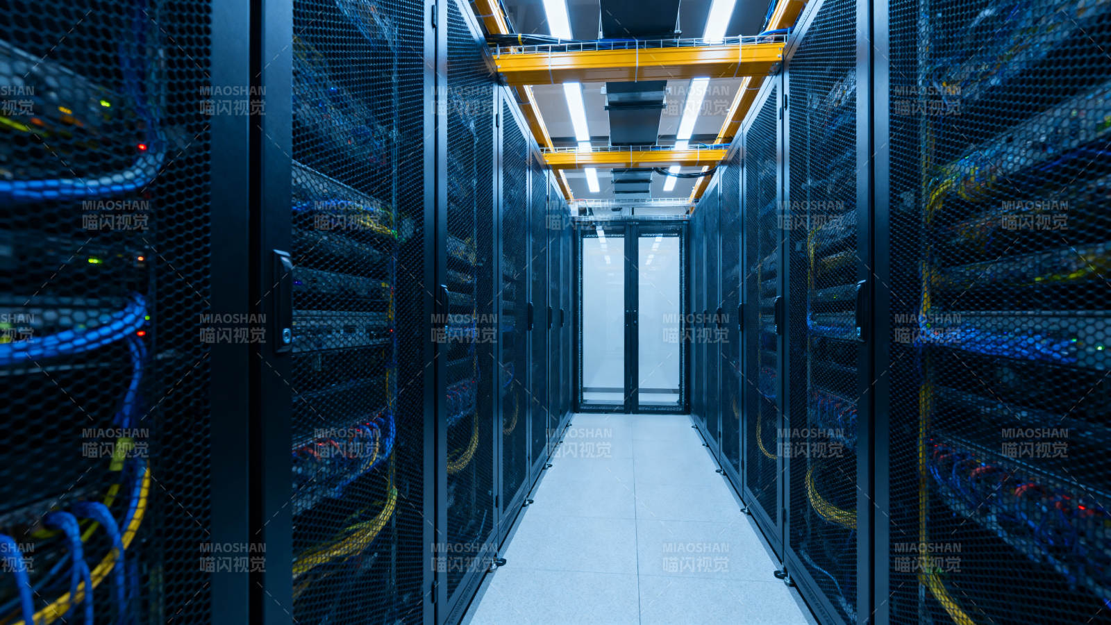 数据中心服务器机房内部图片